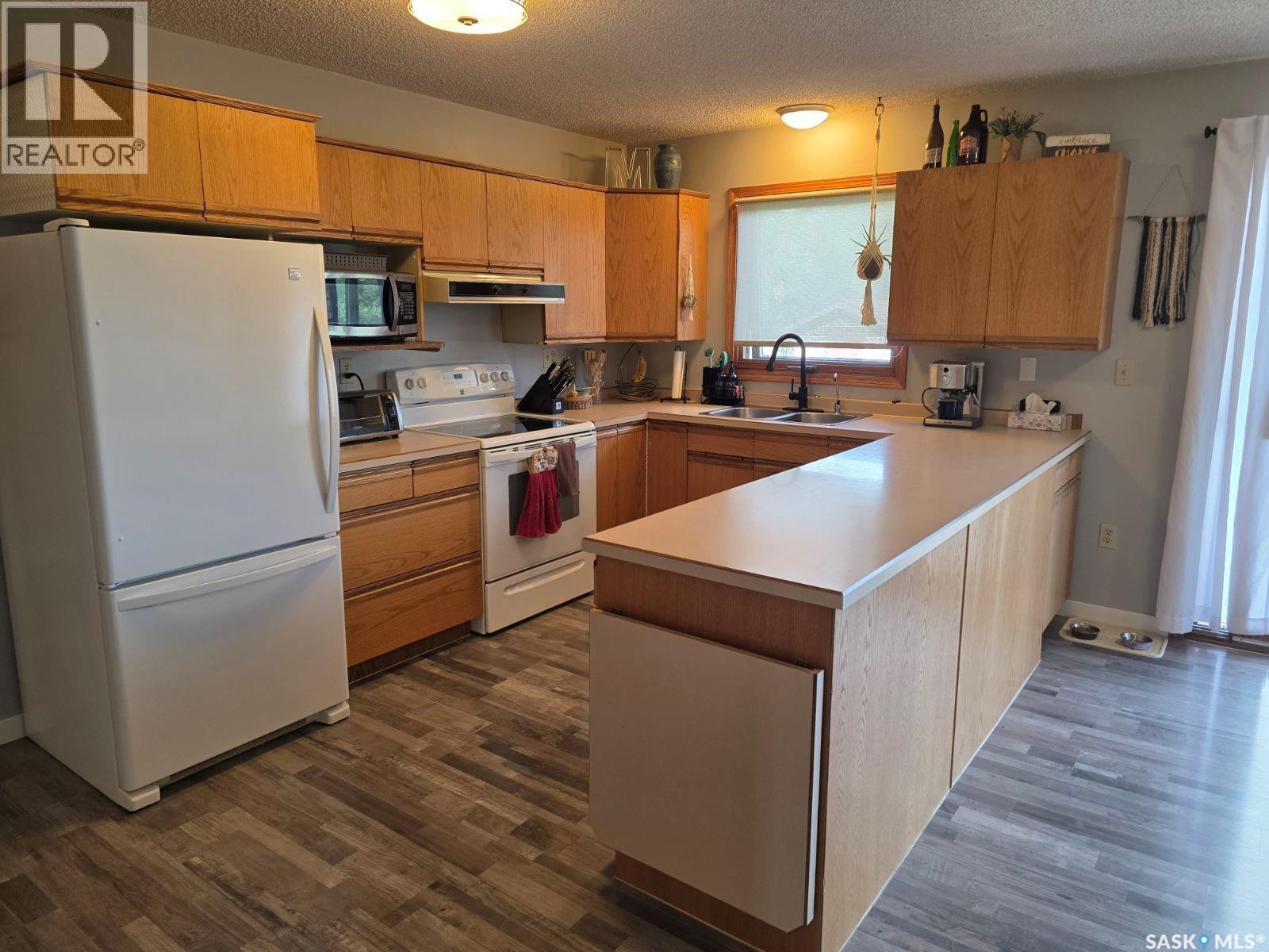 103 Bounty Street, Conquest, SK - Indoor Photo Showing Kitchen With Double Sink