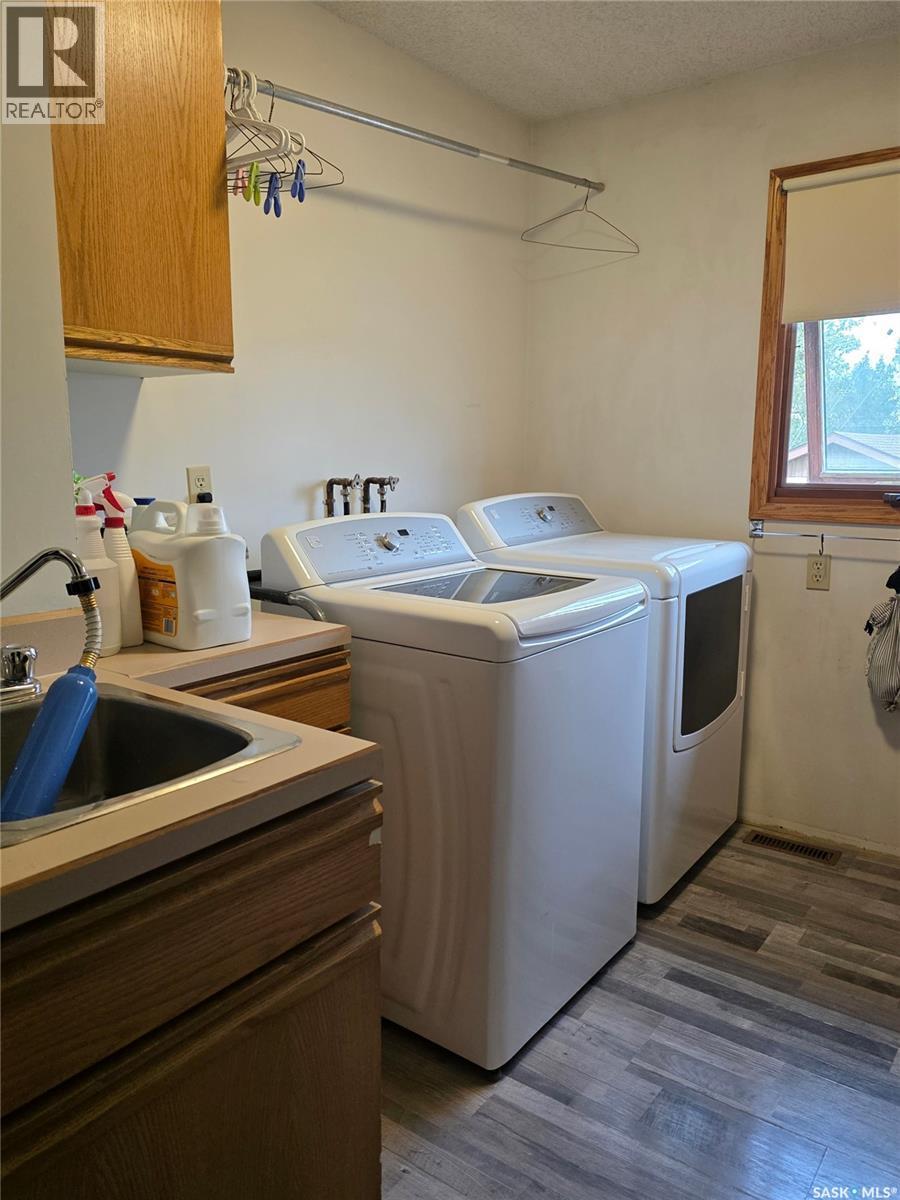 103 Bounty Street, Conquest, SK - Indoor Photo Showing Laundry Room