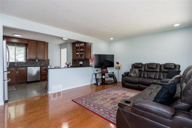 243 Antrim Rd, Winnipeg, MB - Indoor Photo Showing Living Room