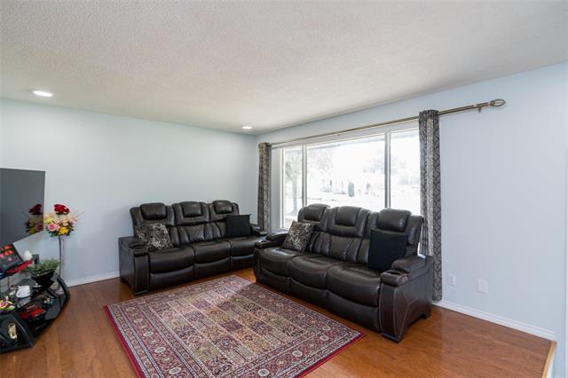 243 Antrim Rd, Winnipeg, MB - Indoor Photo Showing Living Room