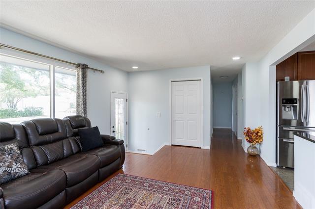 243 Antrim Rd, Winnipeg, MB - Indoor Photo Showing Living Room