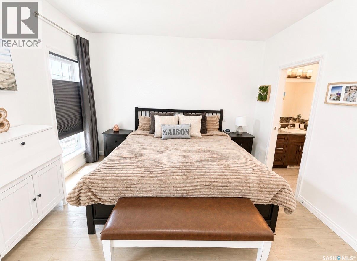 34 533 4Th Avenue Ne, Swift Current, SK - Indoor Photo Showing Bedroom