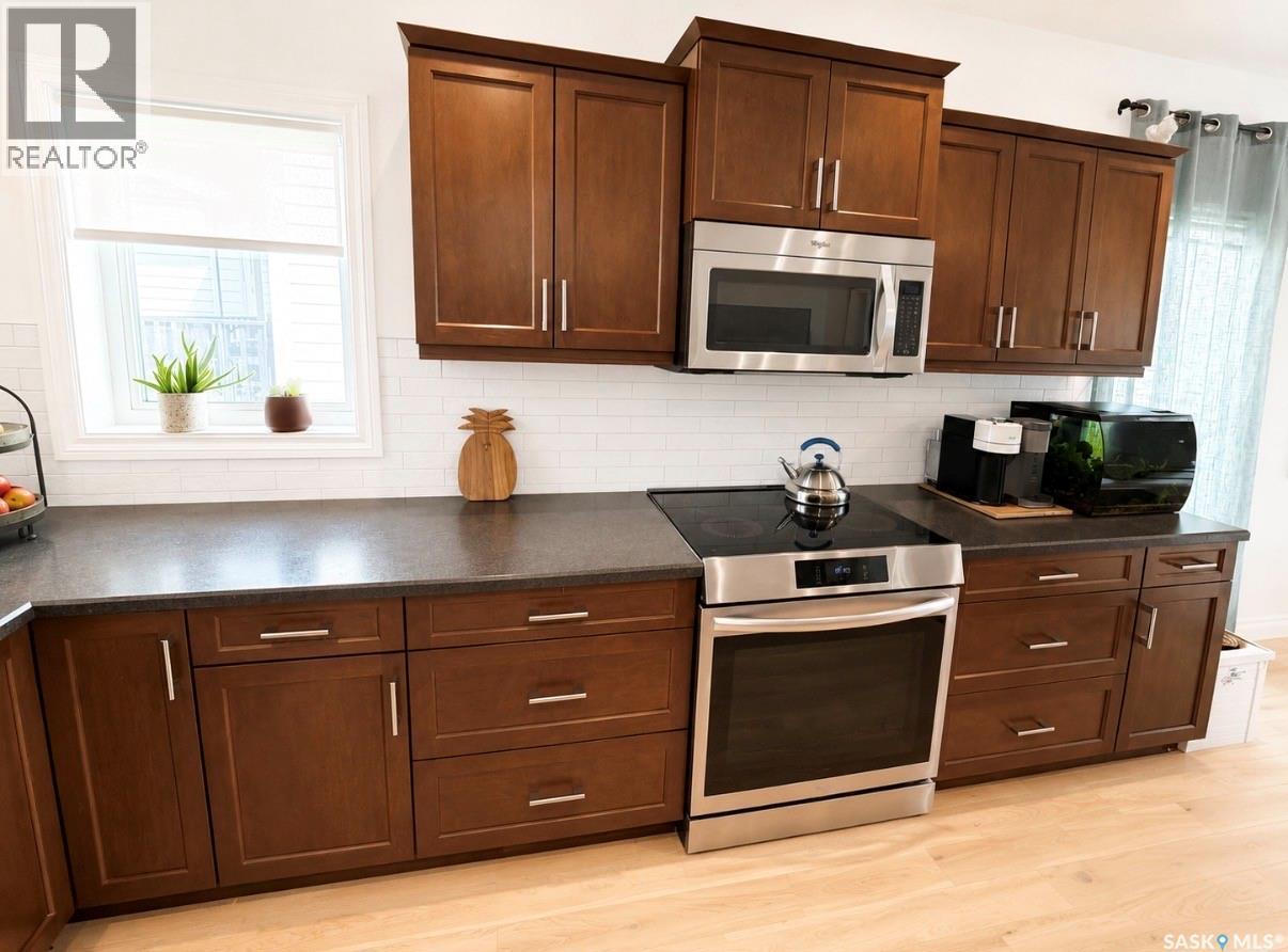 34 533 4Th Avenue Ne, Swift Current, SK - Indoor Photo Showing Kitchen