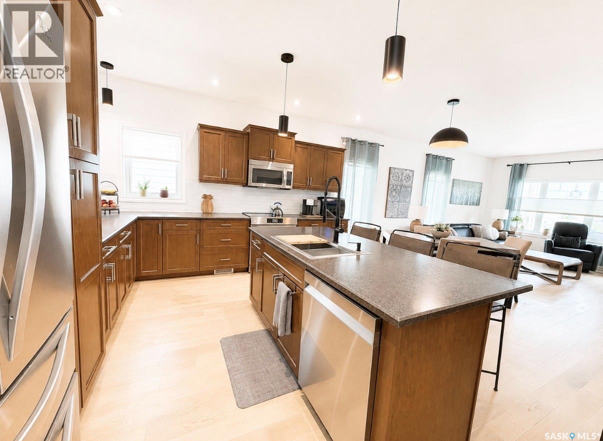 34 533 4Th Avenue Ne, Swift Current, SK - Indoor Photo Showing Kitchen