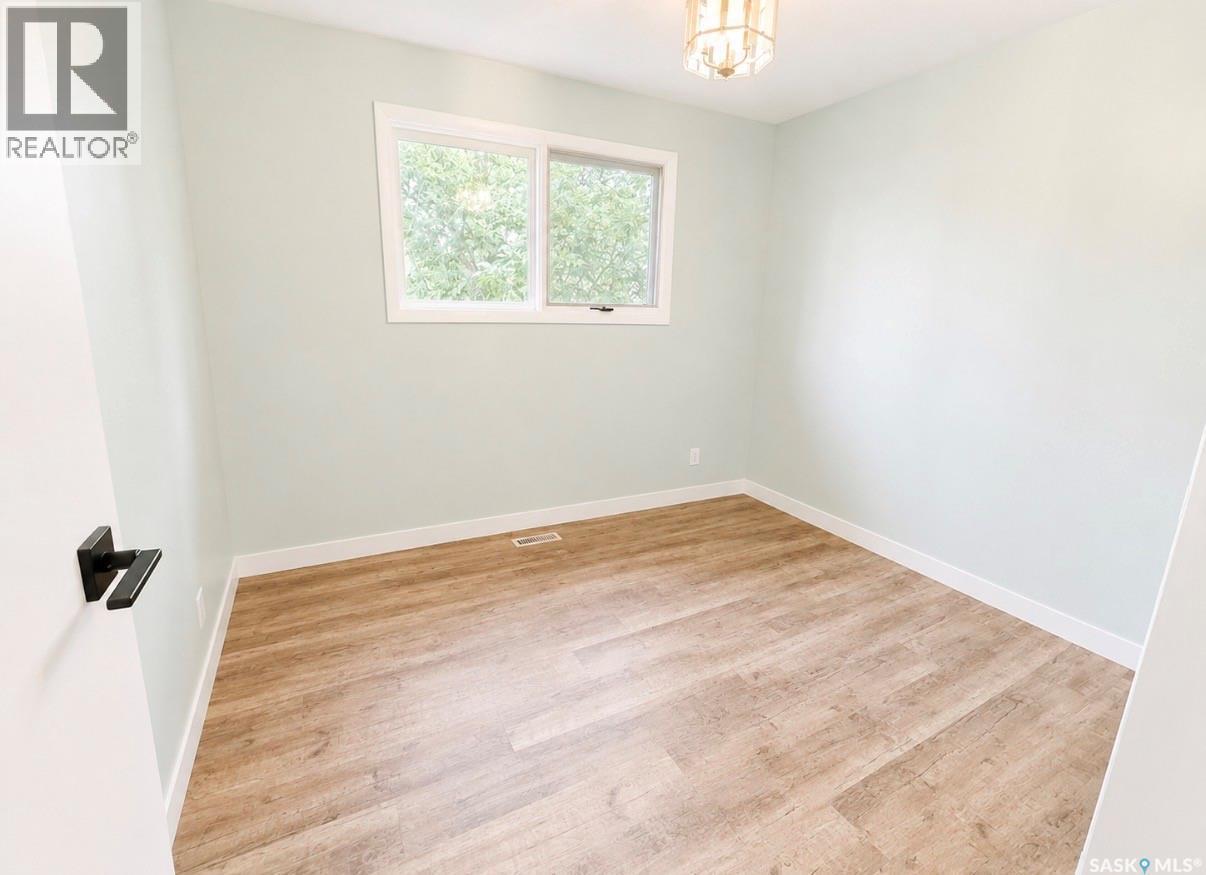 325 Aspen Drive, Swift Current, SK - Indoor Photo Showing Other Room