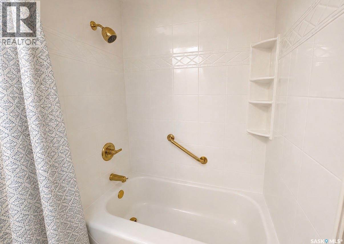 325 Aspen Drive, Swift Current, SK - Indoor Photo Showing Bathroom