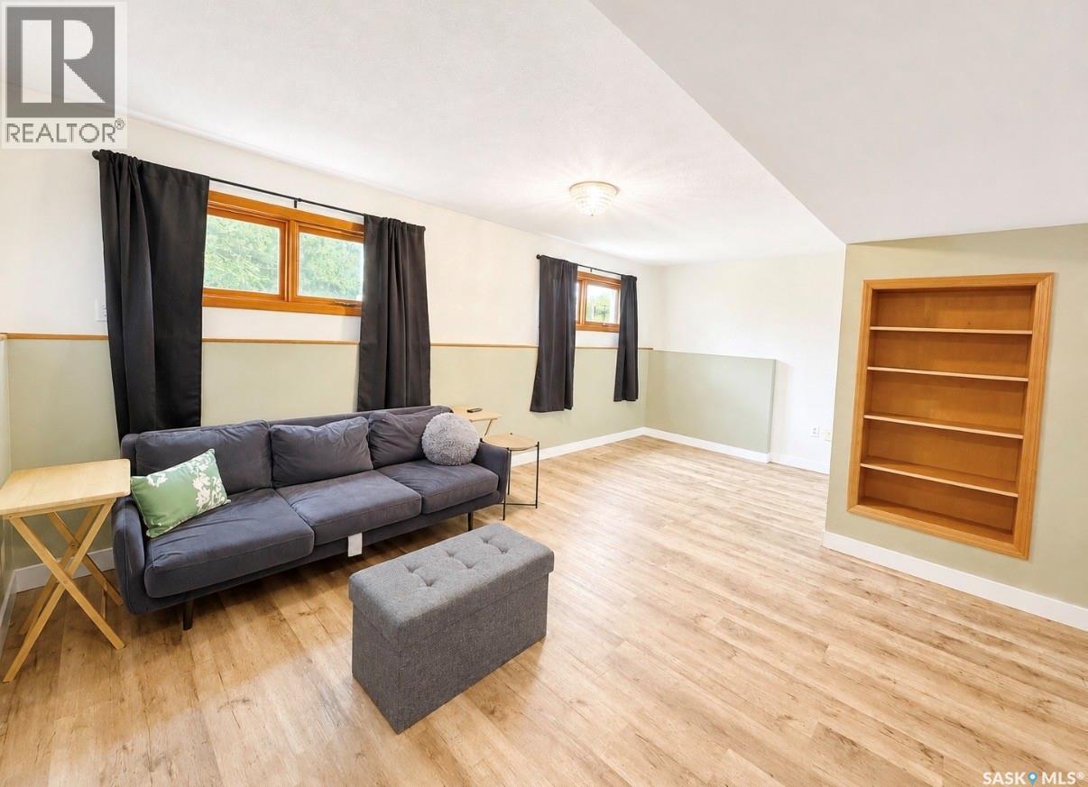 325 Aspen Drive, Swift Current, SK - Indoor Photo Showing Living Room