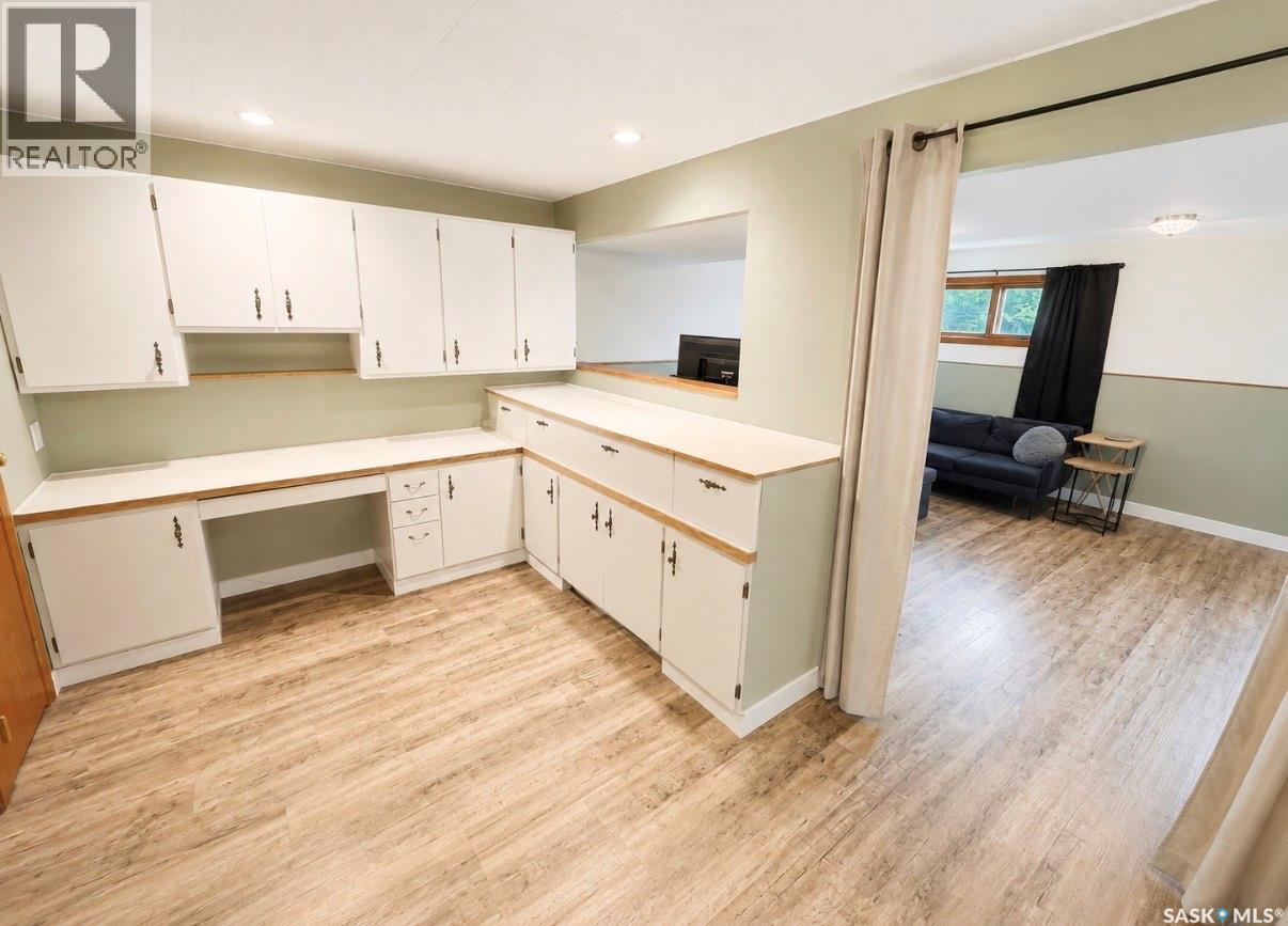 325 Aspen Drive, Swift Current, SK - Indoor Photo Showing Kitchen