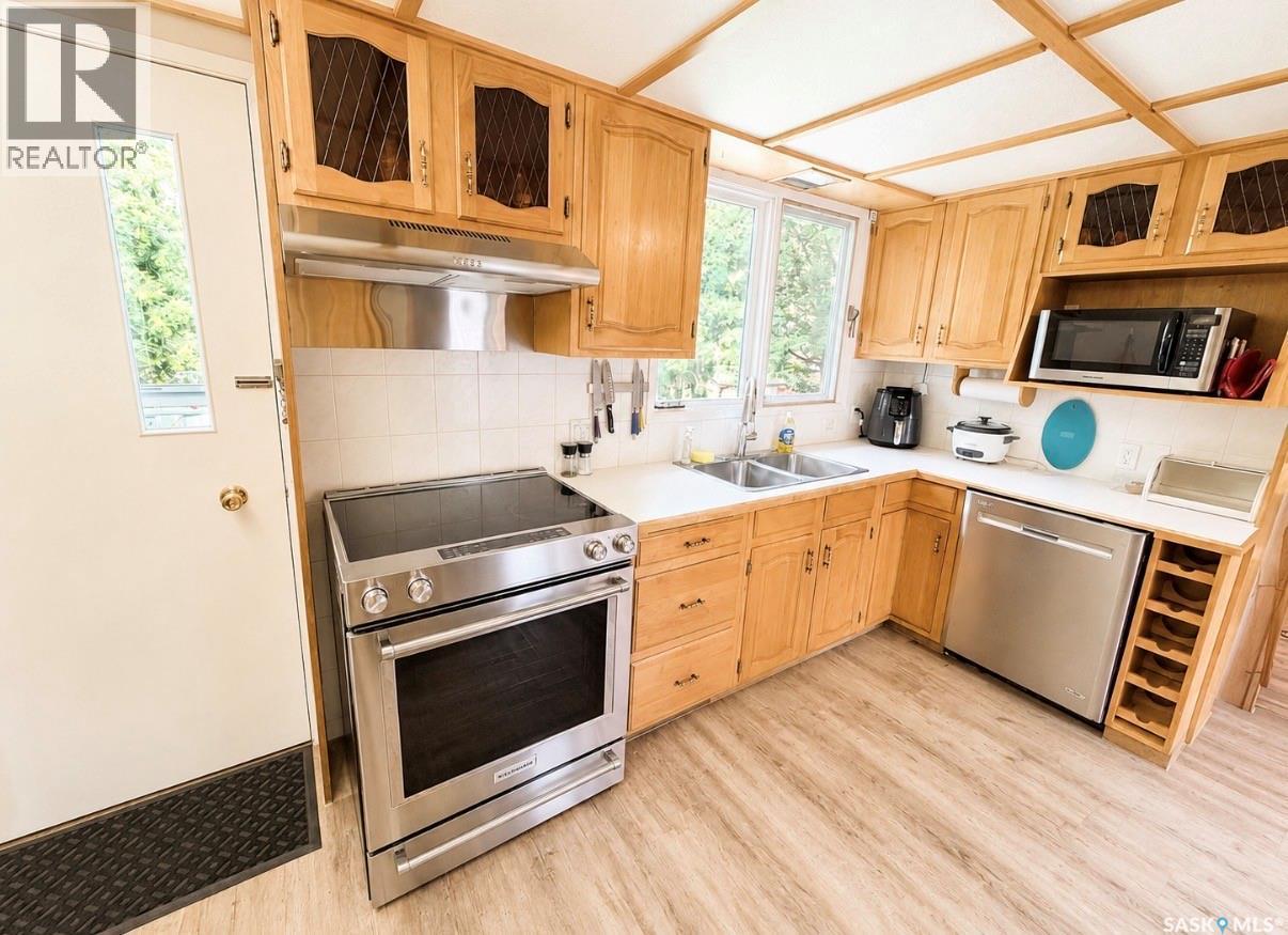 325 Aspen Drive, Swift Current, SK - Indoor Photo Showing Kitchen With Double Sink