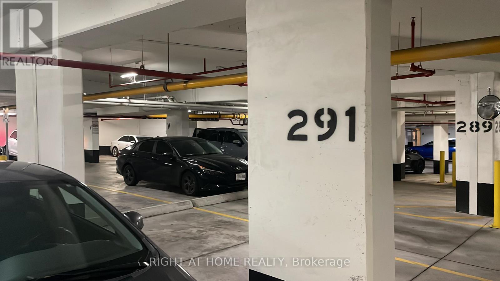 401 - 5131 Sheppard Avenue E, Toronto, ON - Indoor Photo Showing Garage