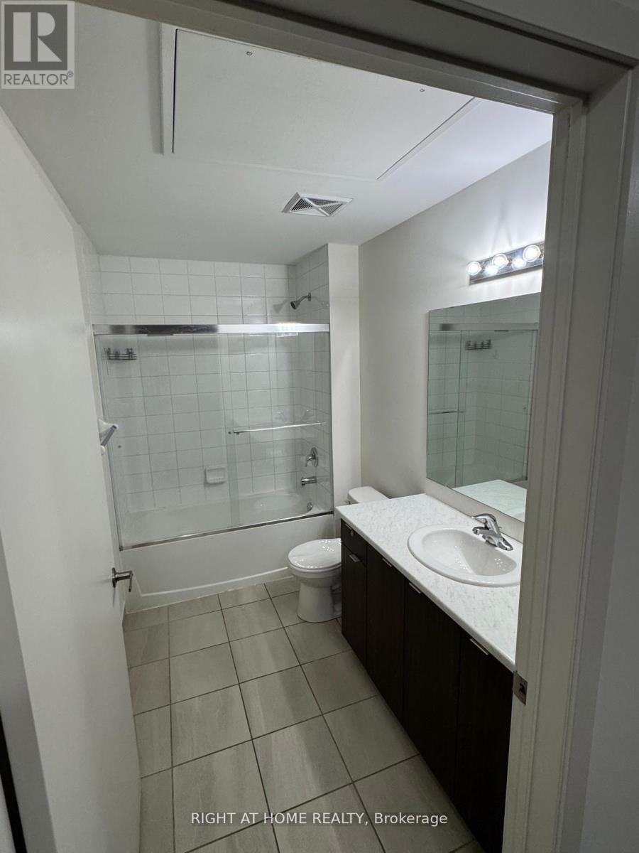 401 - 5131 Sheppard Avenue E, Toronto, ON - Indoor Photo Showing Bathroom