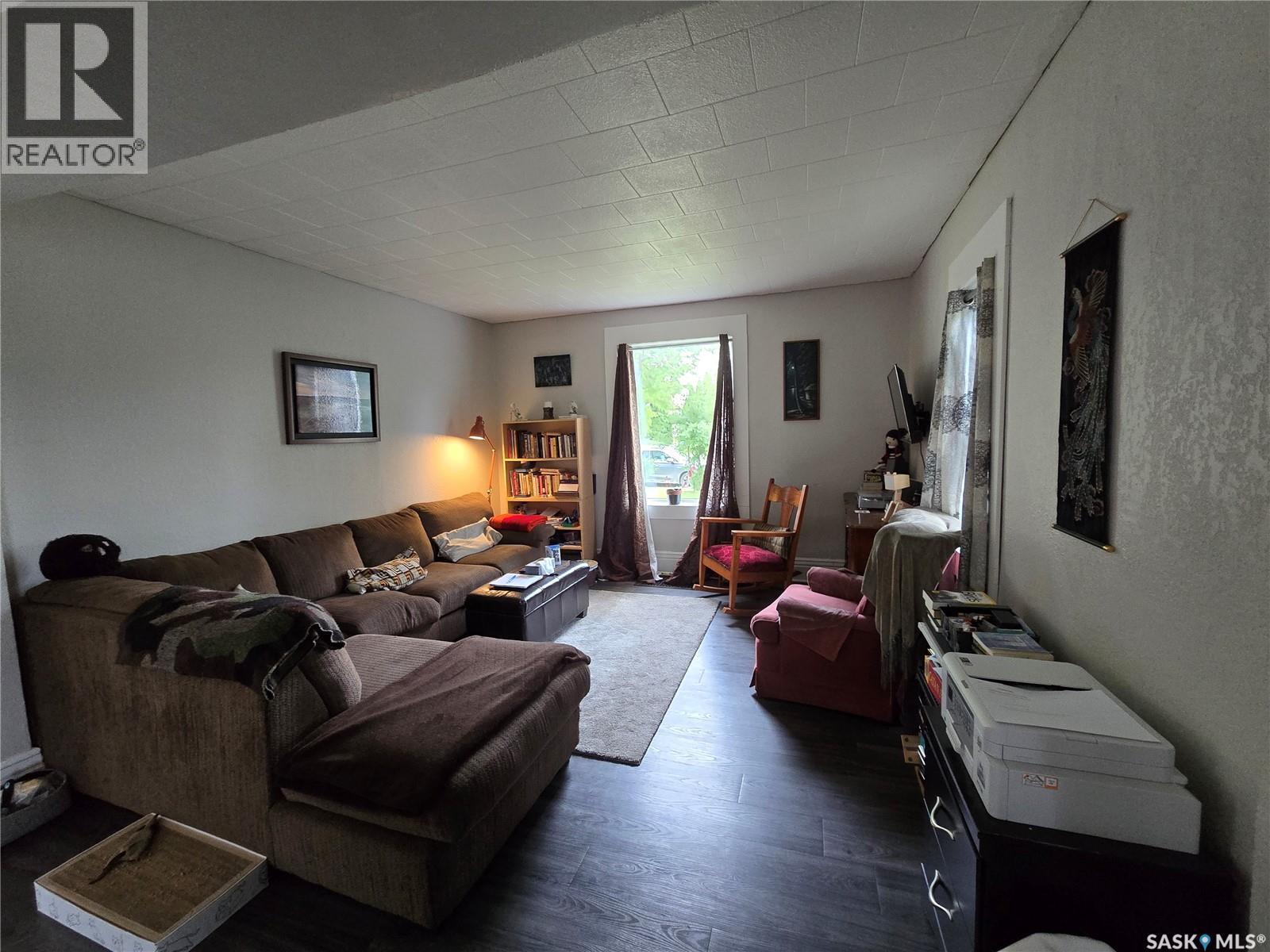 328 6Th Avenue, Broadview, SK - Indoor Photo Showing Living Room