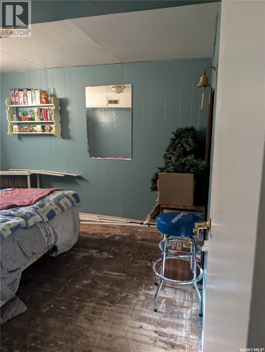 309 6Th Avenue Nw, Swift Current, SK - Indoor Photo Showing Bedroom