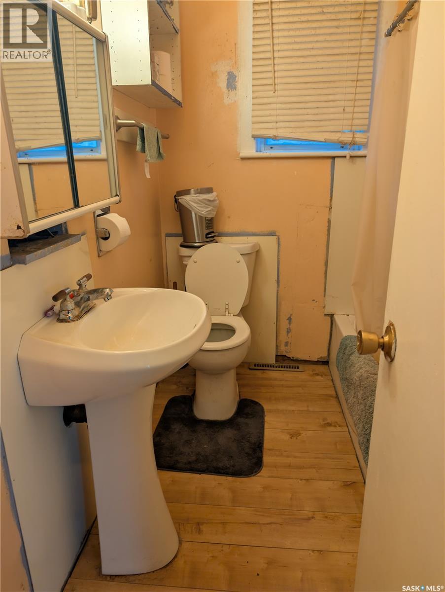 309 6Th Avenue Nw, Swift Current, SK - Indoor Photo Showing Bathroom