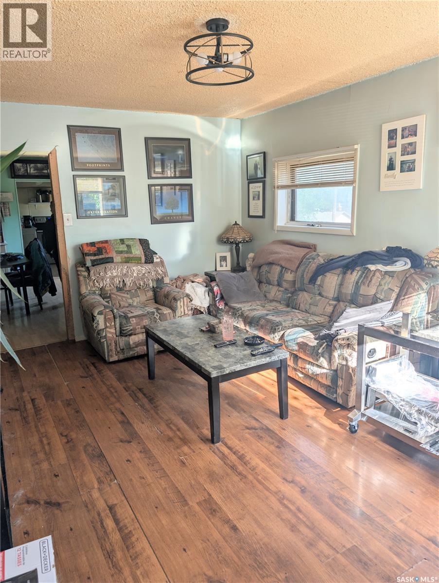309 6Th Avenue Nw, Swift Current, SK - Indoor Photo Showing Living Room