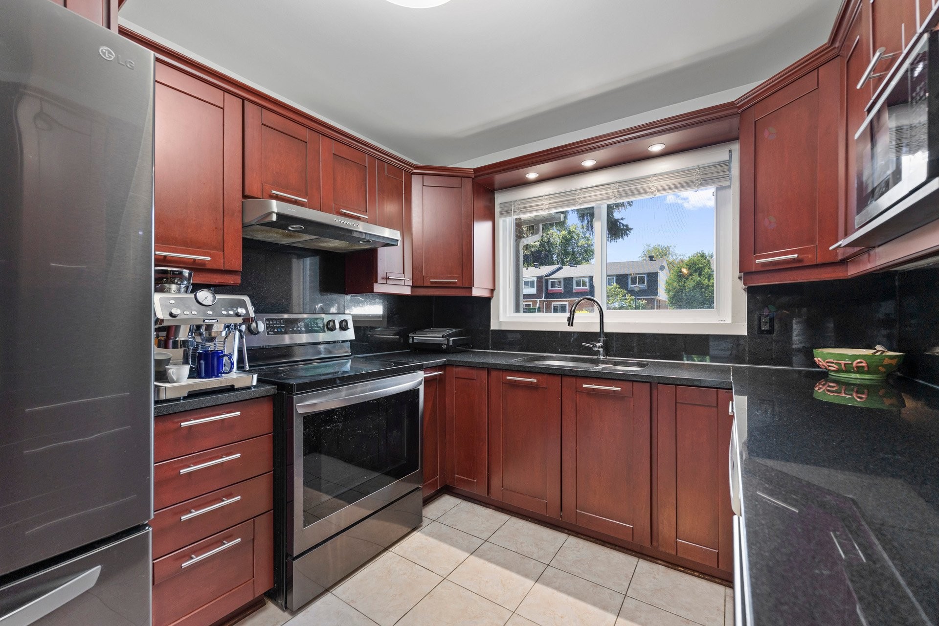 Kitchen - 4562 Rue Lake, Dollard-Des-Ormeaux, QC - Indoor Photo Showing Kitchen With Double Sink