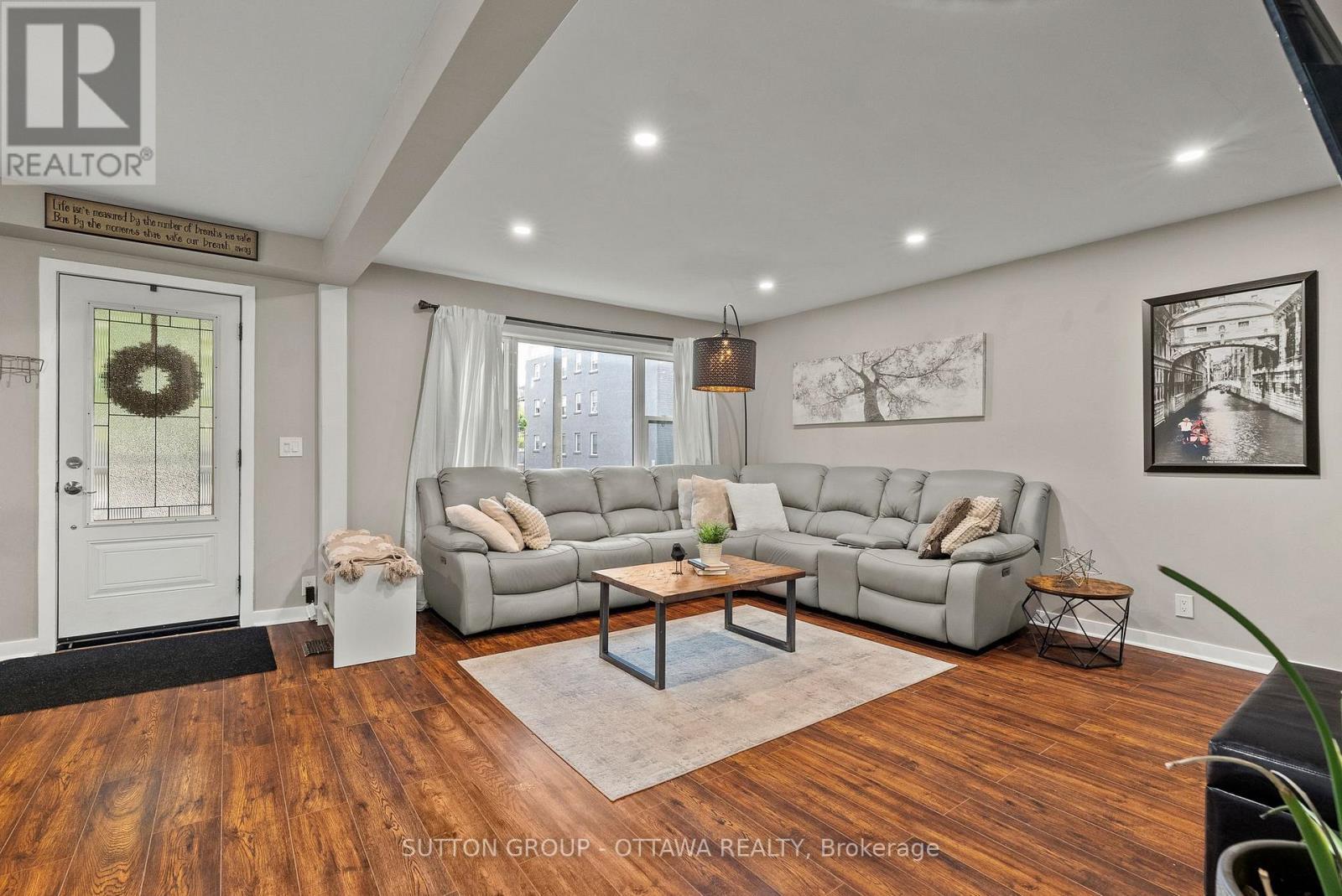 409 Blake Boulevard, Ottawa, ON - Indoor Photo Showing Living Room