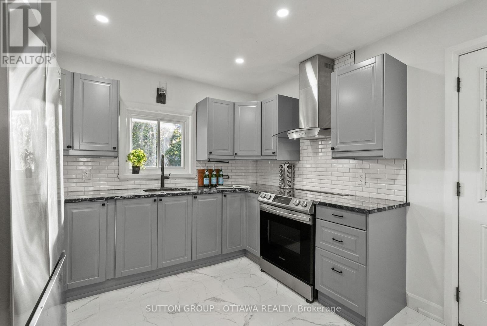 409 Blake Boulevard, Ottawa, ON - Indoor Photo Showing Kitchen With Upgraded Kitchen