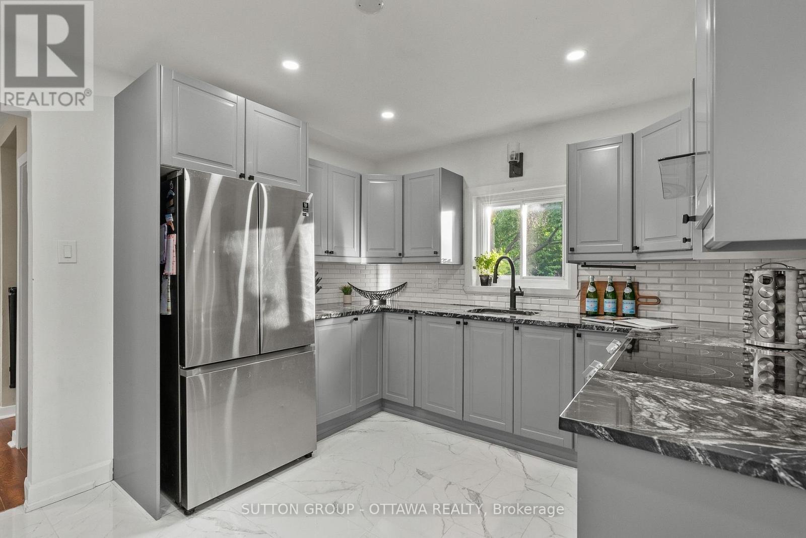 409 Blake Boulevard, Ottawa, ON - Indoor Photo Showing Kitchen With Upgraded Kitchen