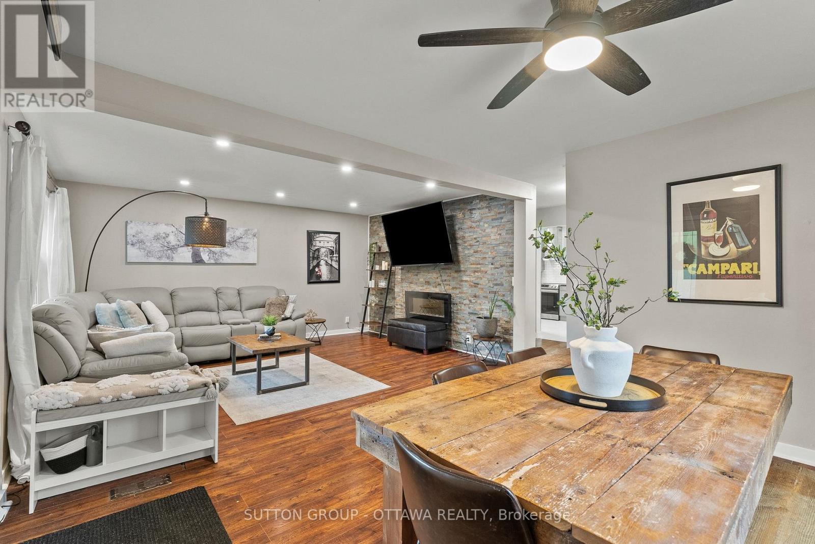 409 Blake Boulevard, Ottawa, ON - Indoor Photo Showing Living Room With Fireplace