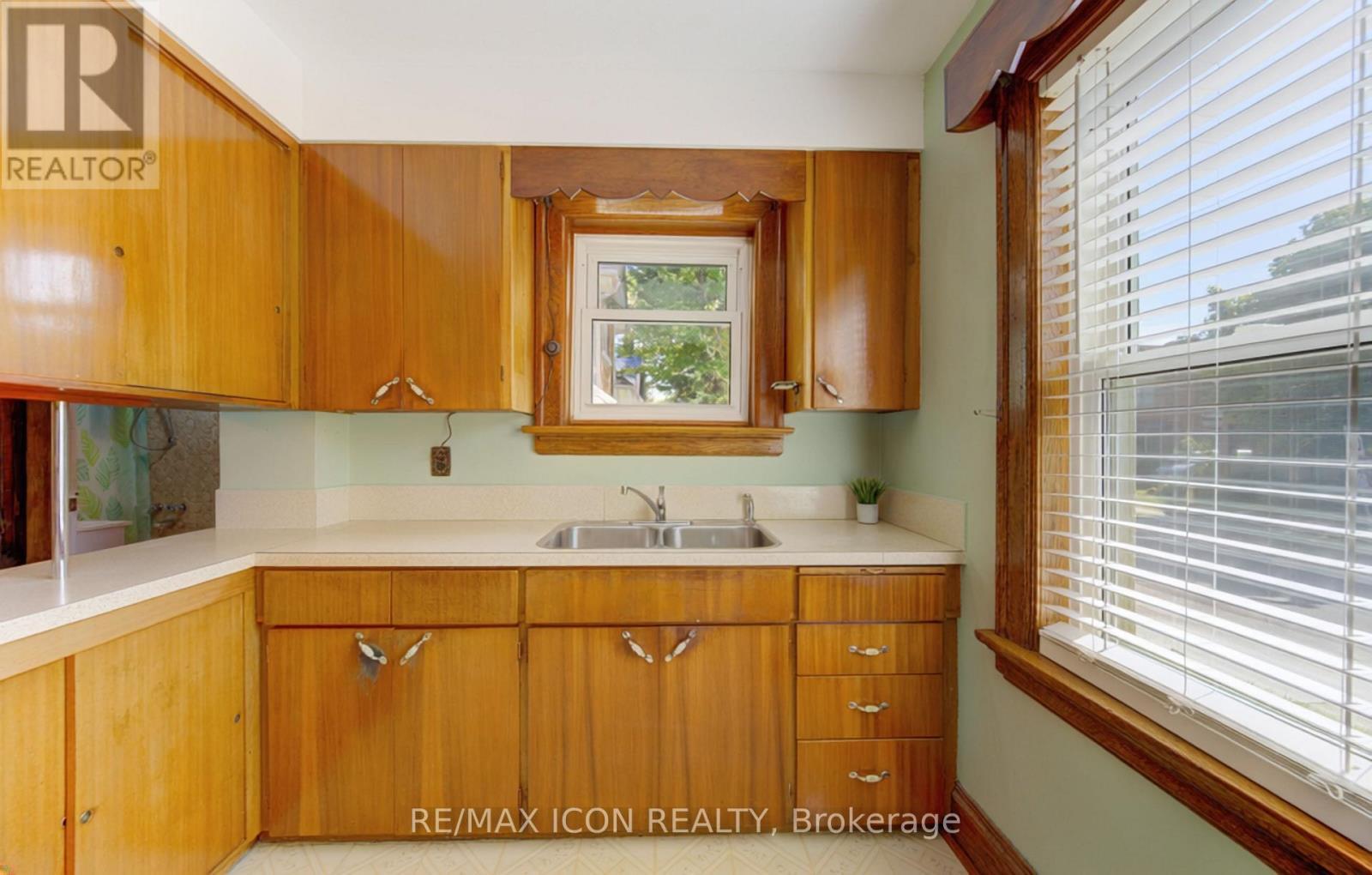 224 Weber Street E, Kitchener, ON - Indoor Photo Showing Kitchen With Double Sink