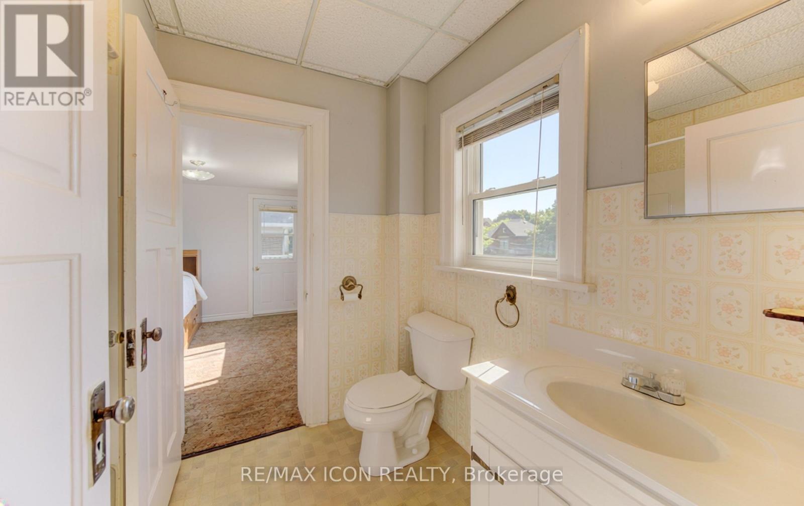 224 Weber Street E, Kitchener, ON - Indoor Photo Showing Bathroom