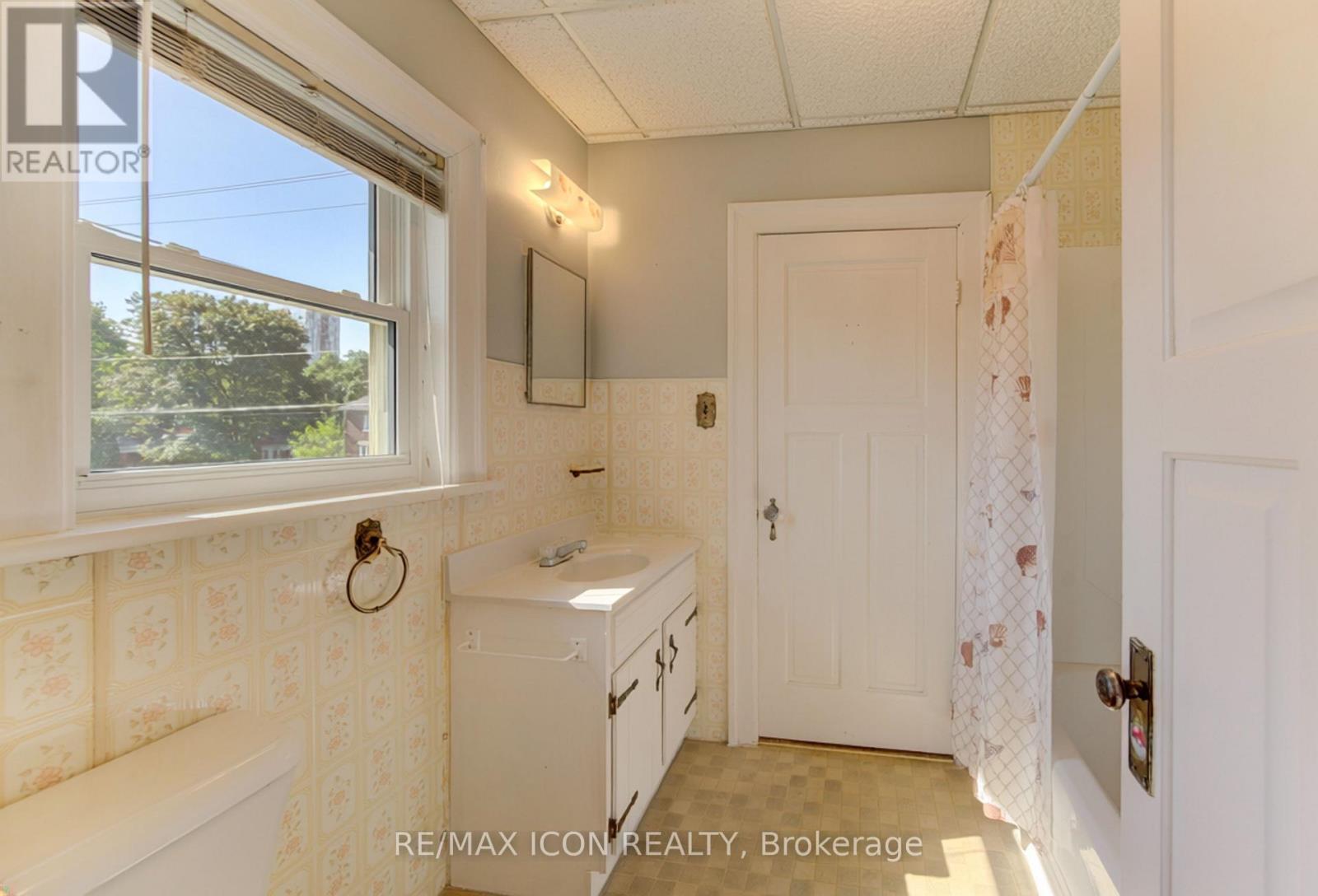 224 Weber Street E, Kitchener, ON - Indoor Photo Showing Bathroom