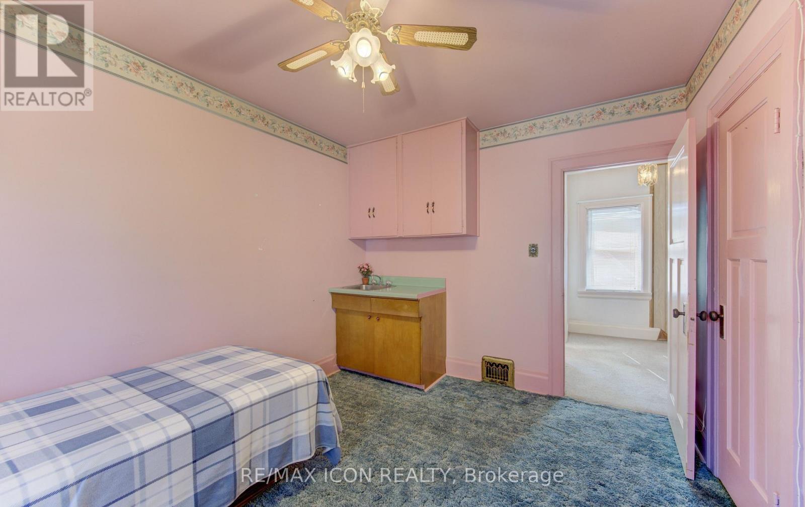 224 Weber Street E, Kitchener, ON - Indoor Photo Showing Bedroom