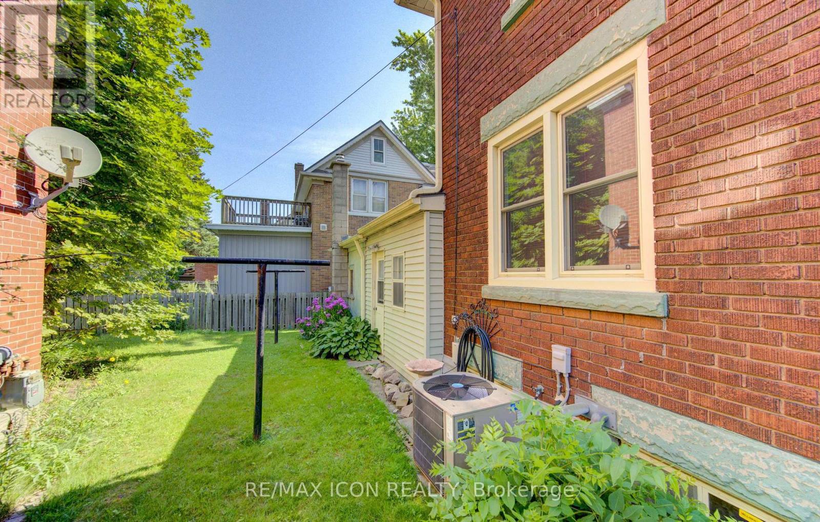 224 Weber Street E, Kitchener, ON - Outdoor With Exterior
