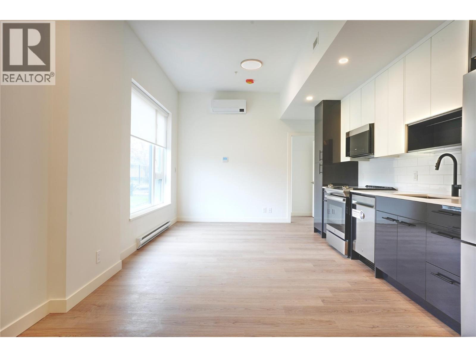 1361 Belaire Avenue, Kelowna, BC - Indoor Photo Showing Kitchen