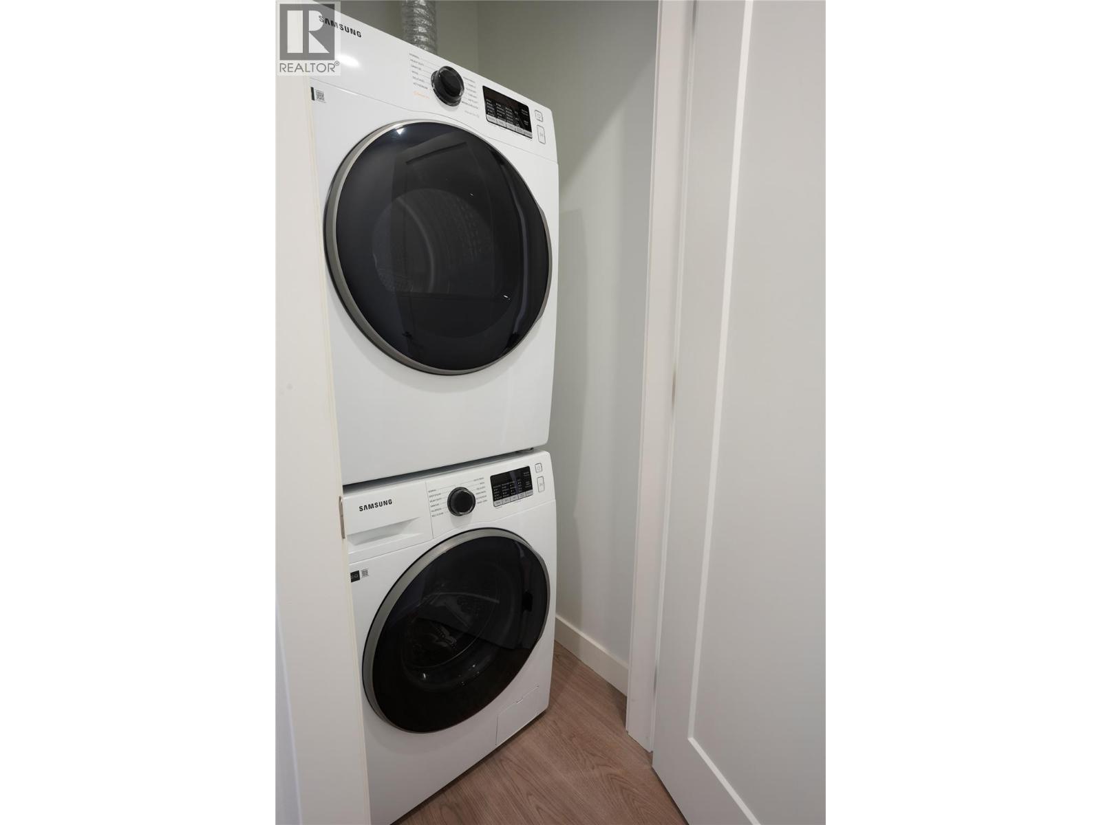 1361 Belaire Avenue, Kelowna, BC - Indoor Photo Showing Laundry Room