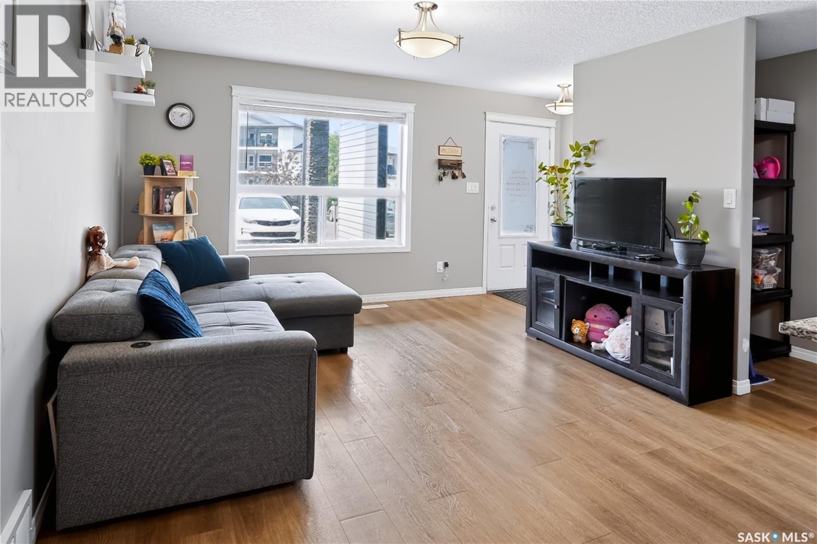 113 125 Willis Crescent, Saskatoon, SK - Indoor Photo Showing Living Room