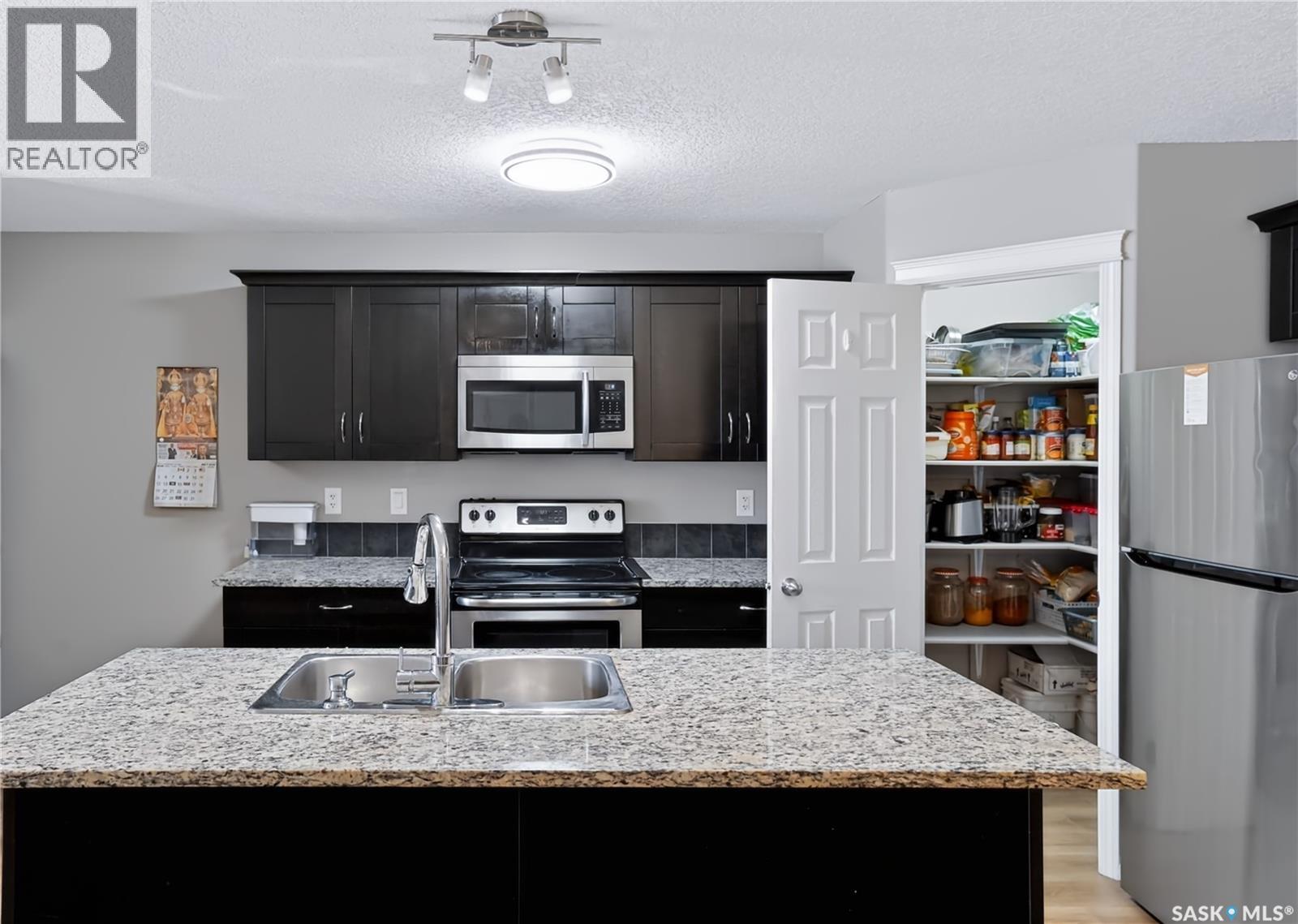 113 125 Willis Crescent, Saskatoon, SK - Indoor Photo Showing Kitchen With Double Sink With Upgraded Kitchen