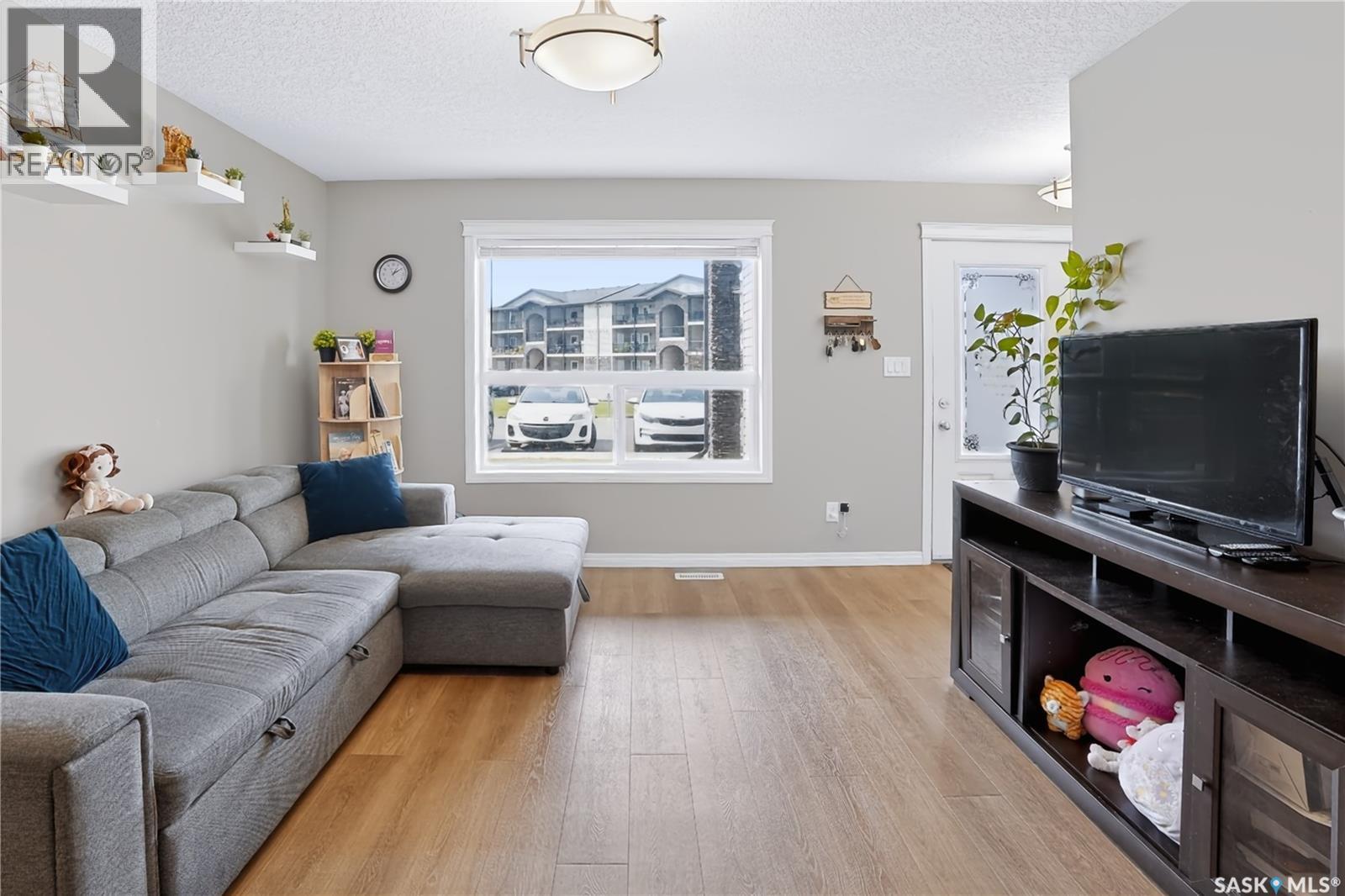 113 125 Willis Crescent, Saskatoon, SK - Indoor Photo Showing Living Room