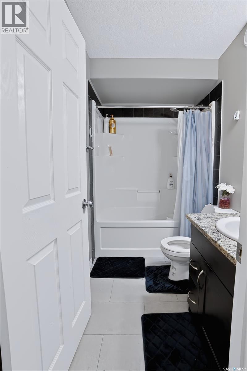 113 125 Willis Crescent, Saskatoon, SK - Indoor Photo Showing Bathroom