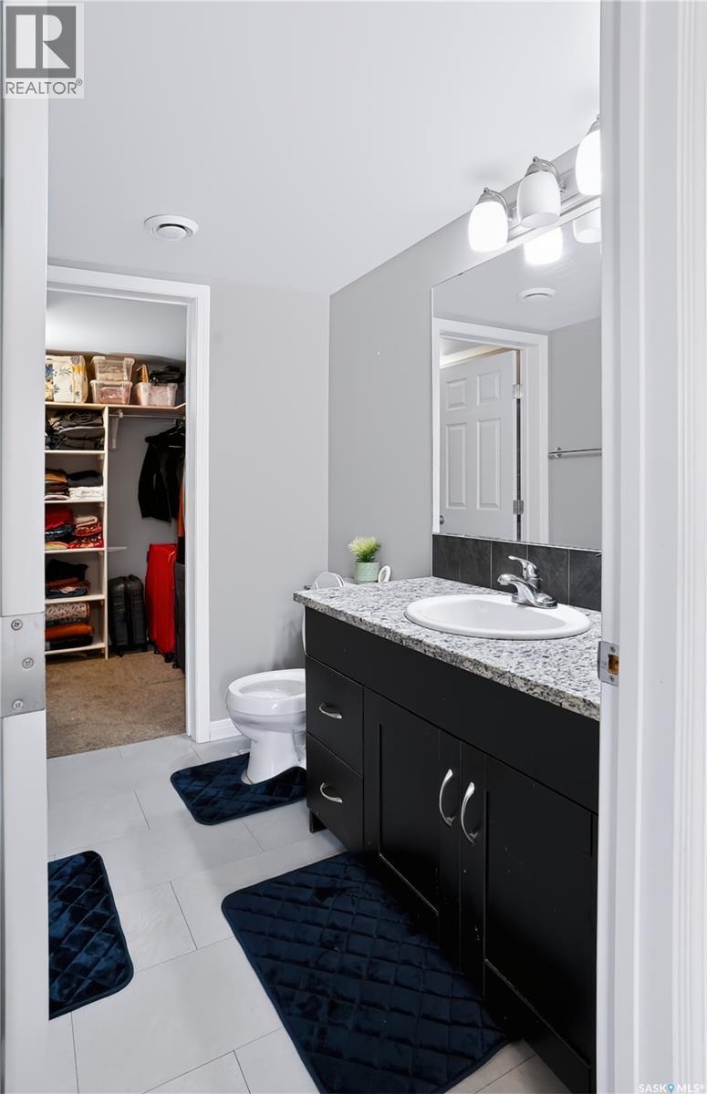113 125 Willis Crescent, Saskatoon, SK - Indoor Photo Showing Bathroom