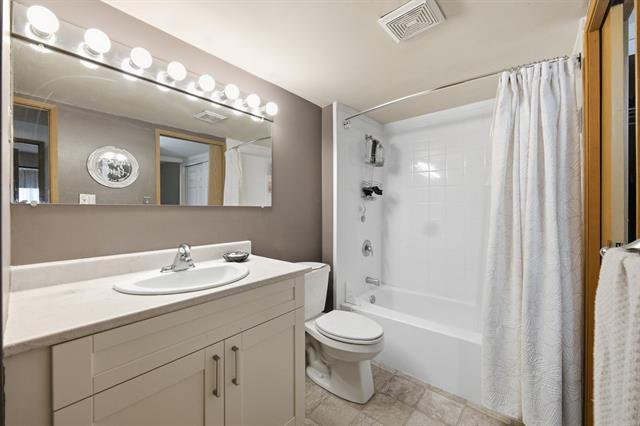 2307-100 Plaza Dr, Winnipeg, MB - Indoor Photo Showing Bathroom