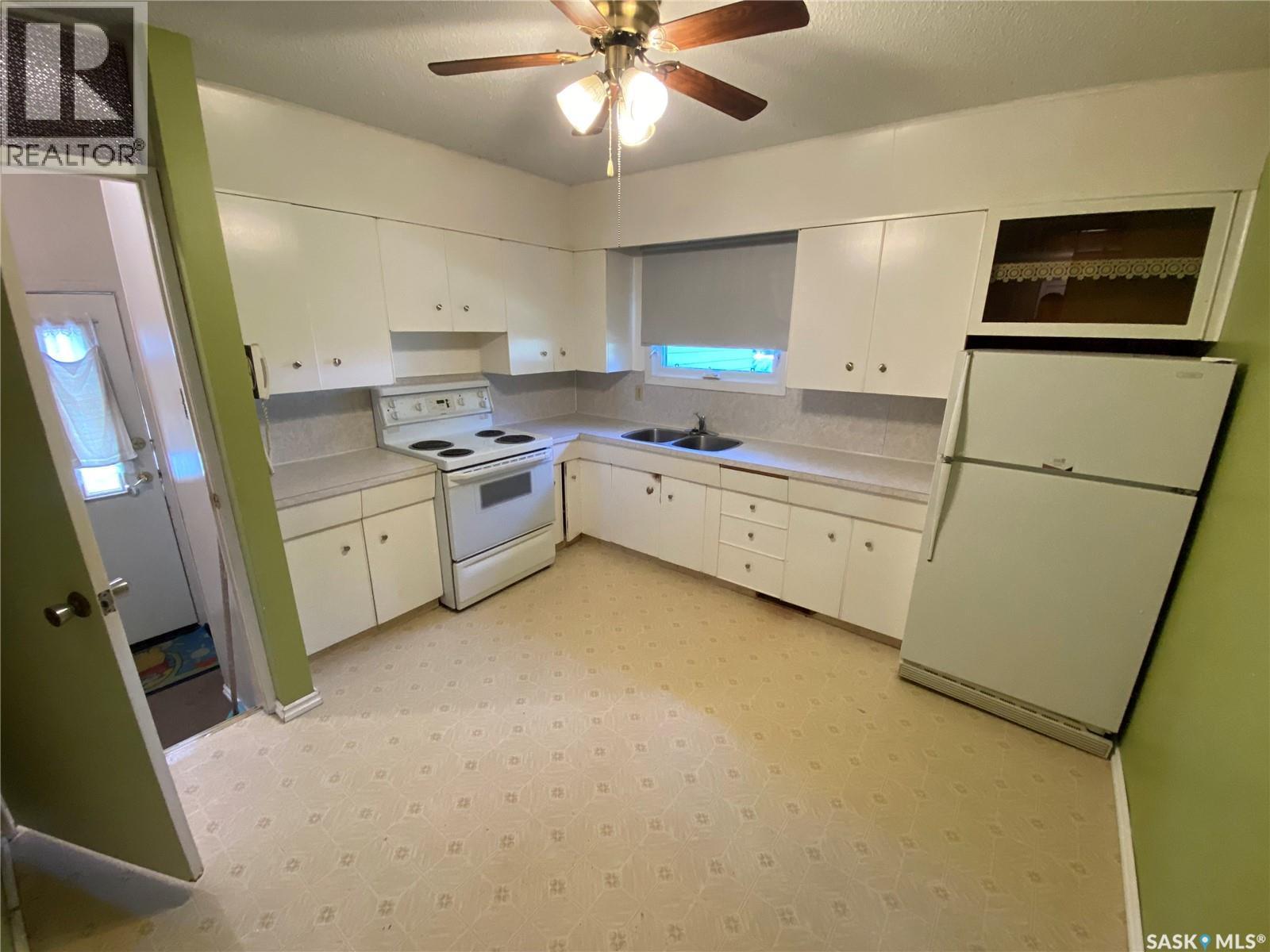 386 4Th Avenue N, Yorkton, SK - Indoor Photo Showing Kitchen With Double Sink