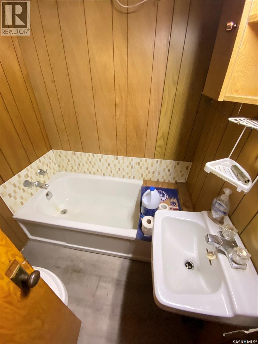 386 4Th Avenue N, Yorkton, SK - Indoor Photo Showing Bathroom