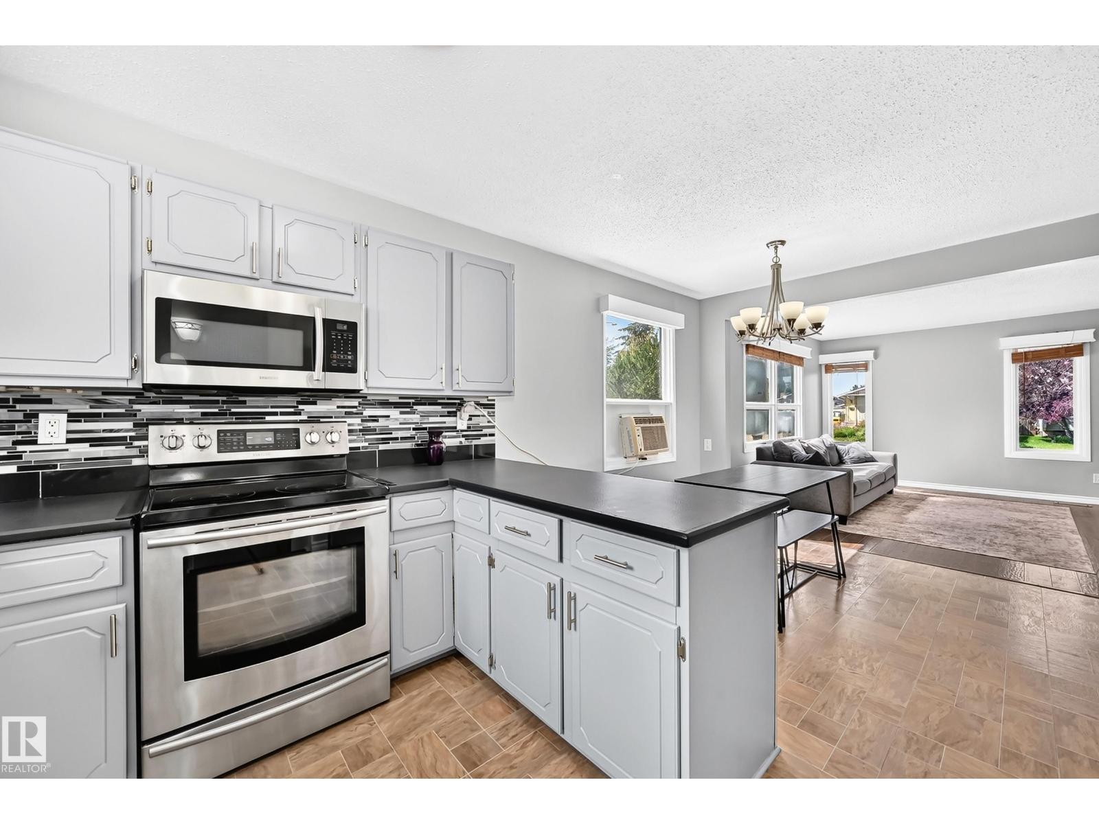 3615 10 Av Nw, Edmonton, AB - Indoor Photo Showing Kitchen