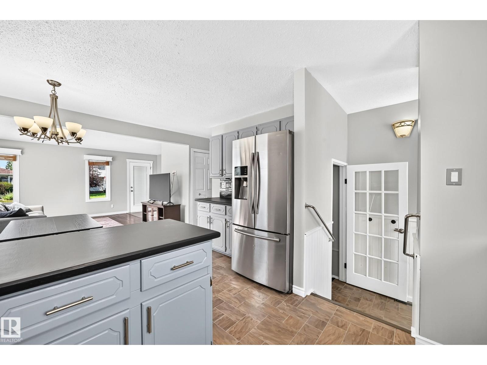 3615 10 Av Nw, Edmonton, AB - Indoor Photo Showing Kitchen