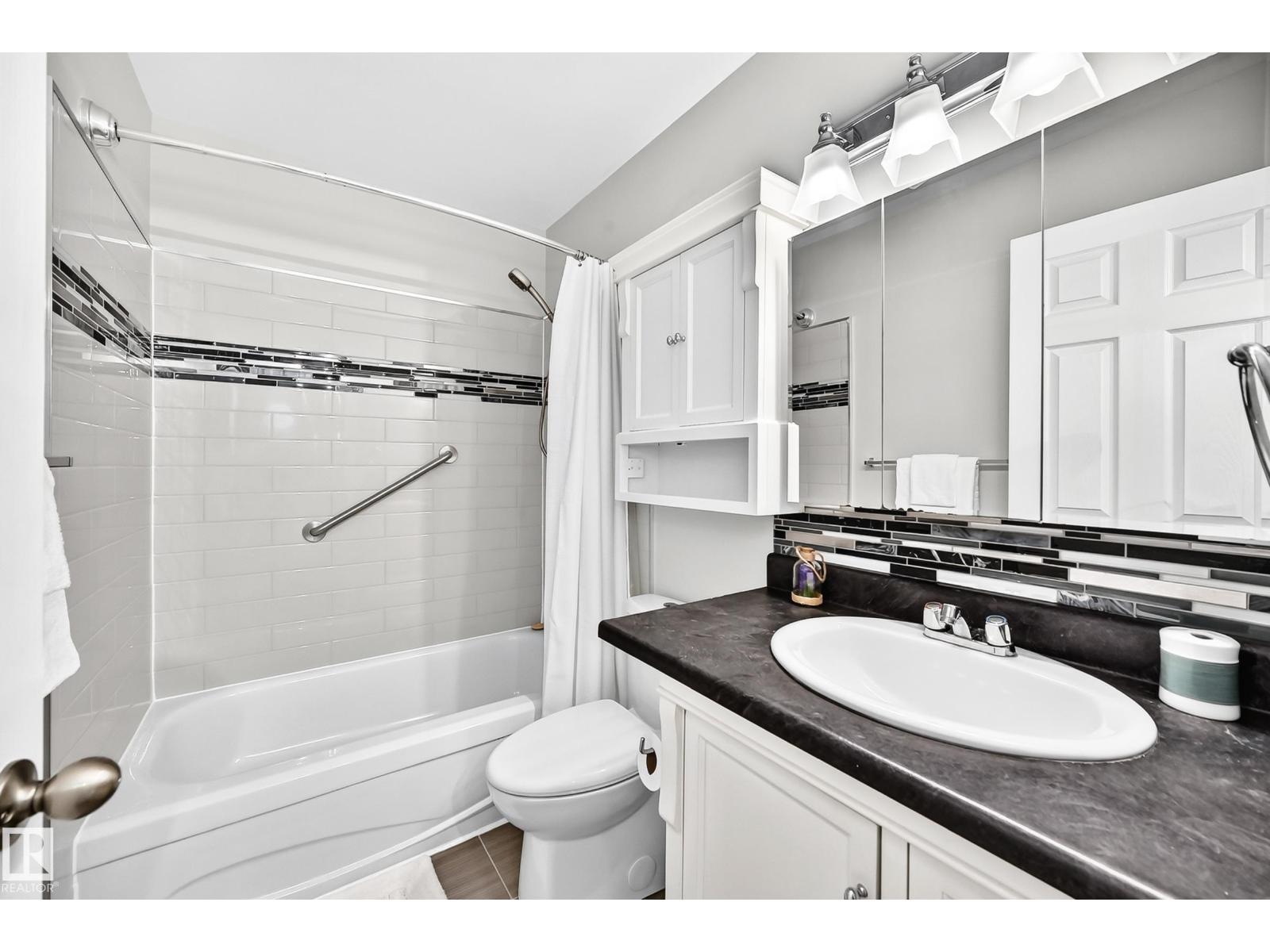 3615 10 Av Nw, Edmonton, AB - Indoor Photo Showing Bathroom