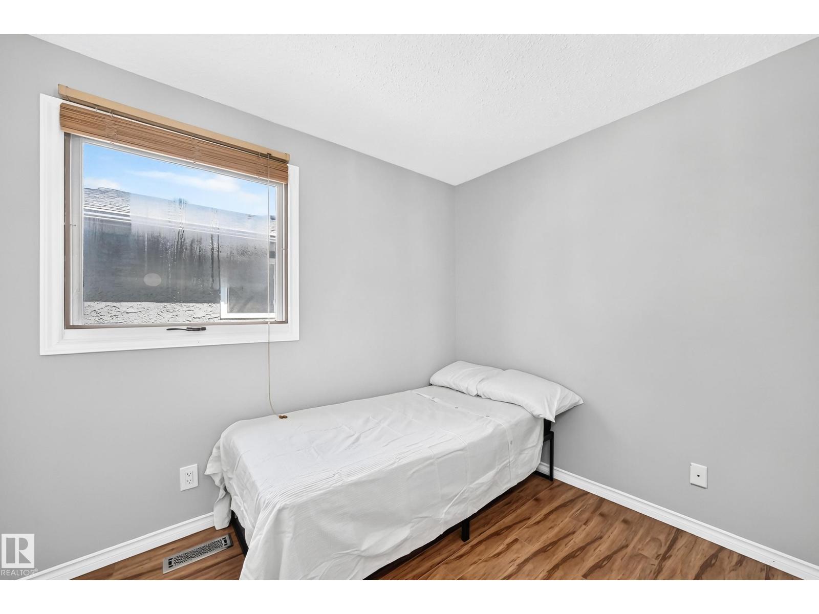 3615 10 Av Nw, Edmonton, AB - Indoor Photo Showing Bedroom