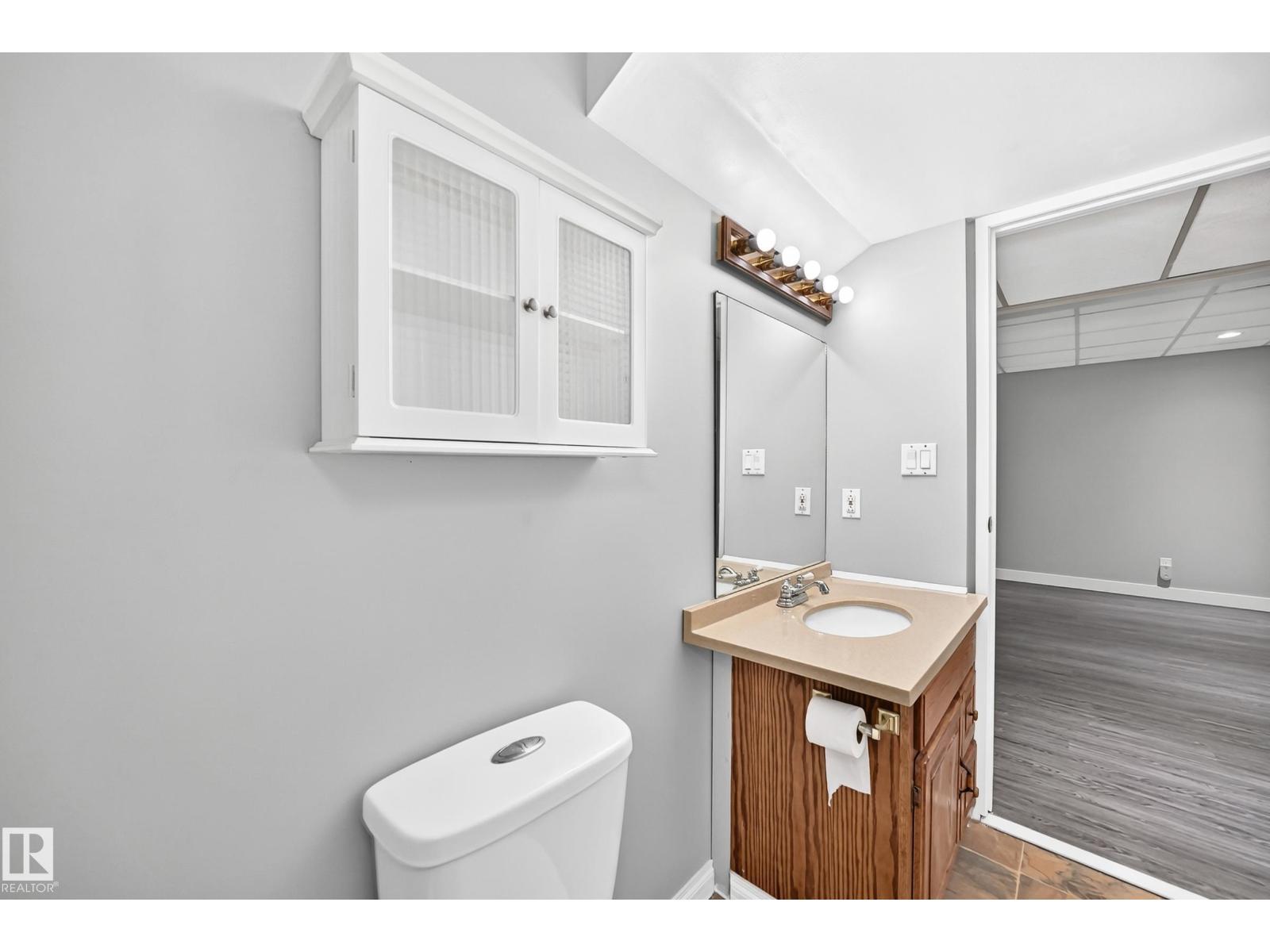 3615 10 Av Nw, Edmonton, AB - Indoor Photo Showing Bathroom