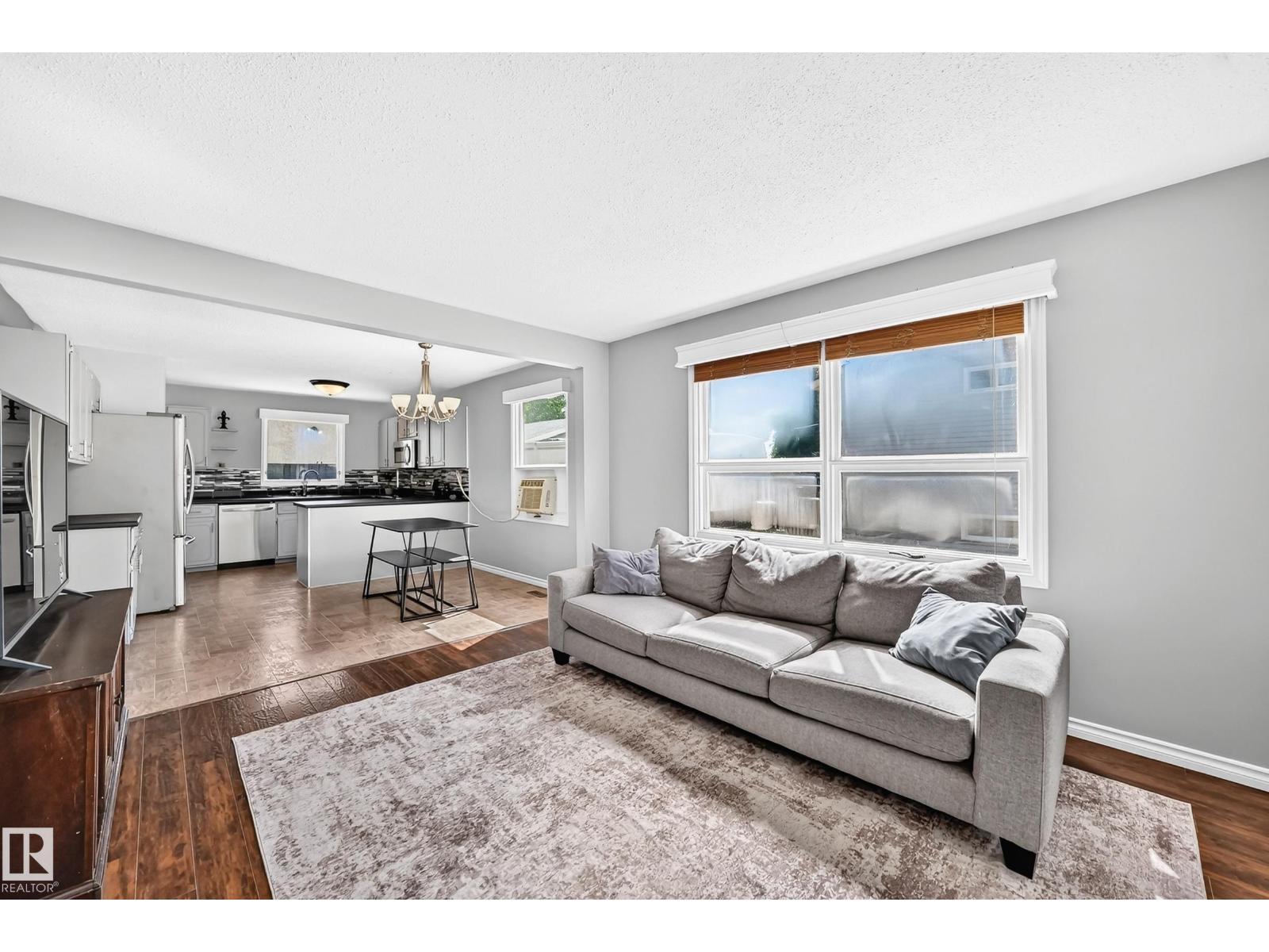 3615 10 Av Nw, Edmonton, AB - Indoor Photo Showing Living Room