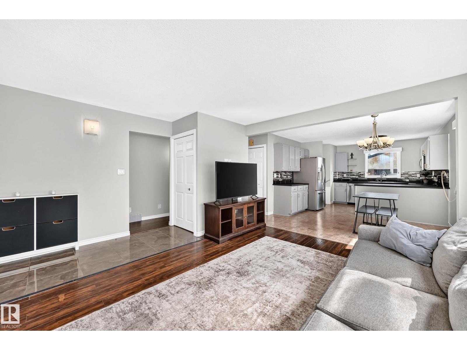 3615 10 Av Nw, Edmonton, AB - Indoor Photo Showing Living Room