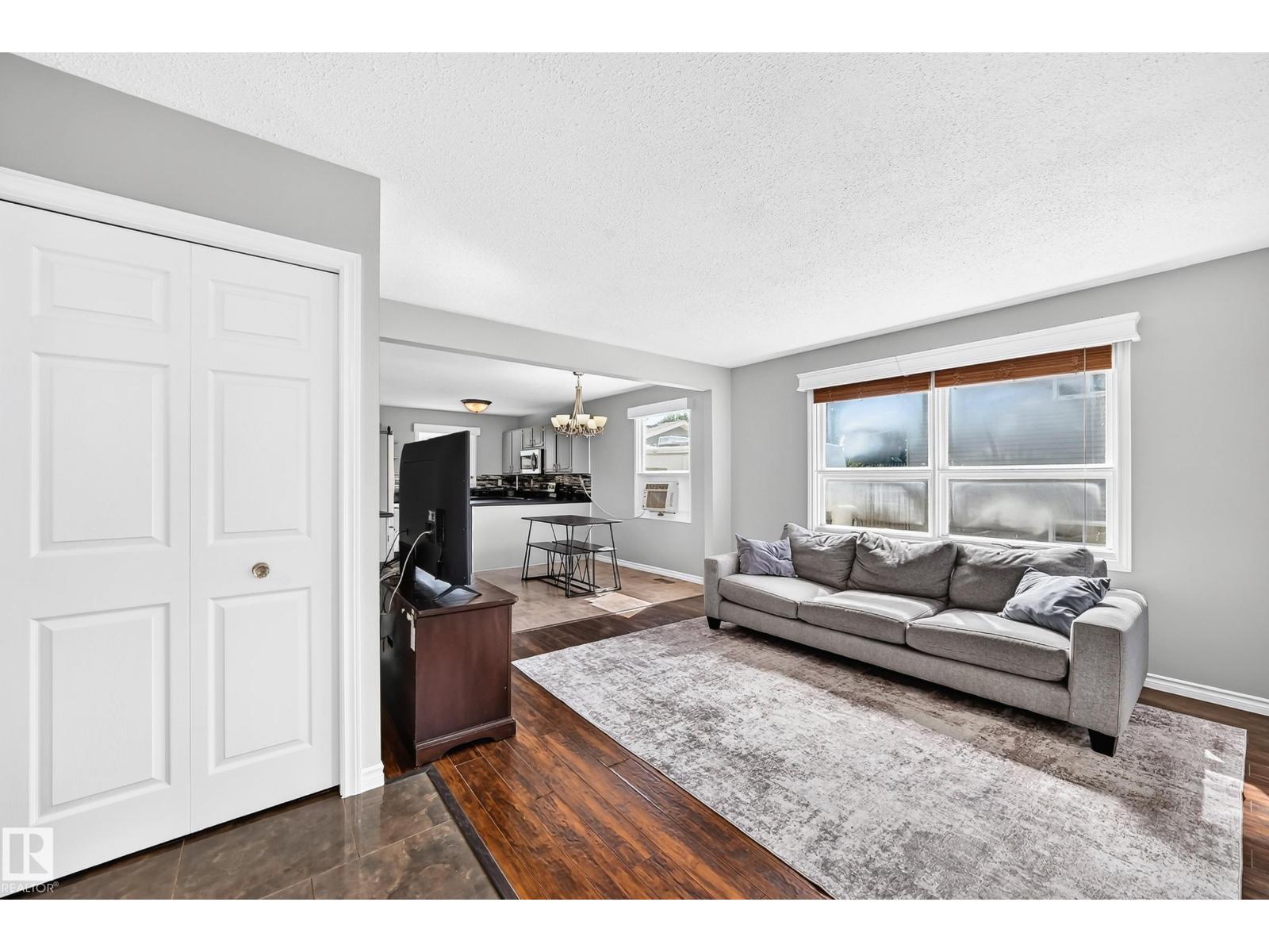 3615 10 Av Nw, Edmonton, AB - Indoor Photo Showing Living Room