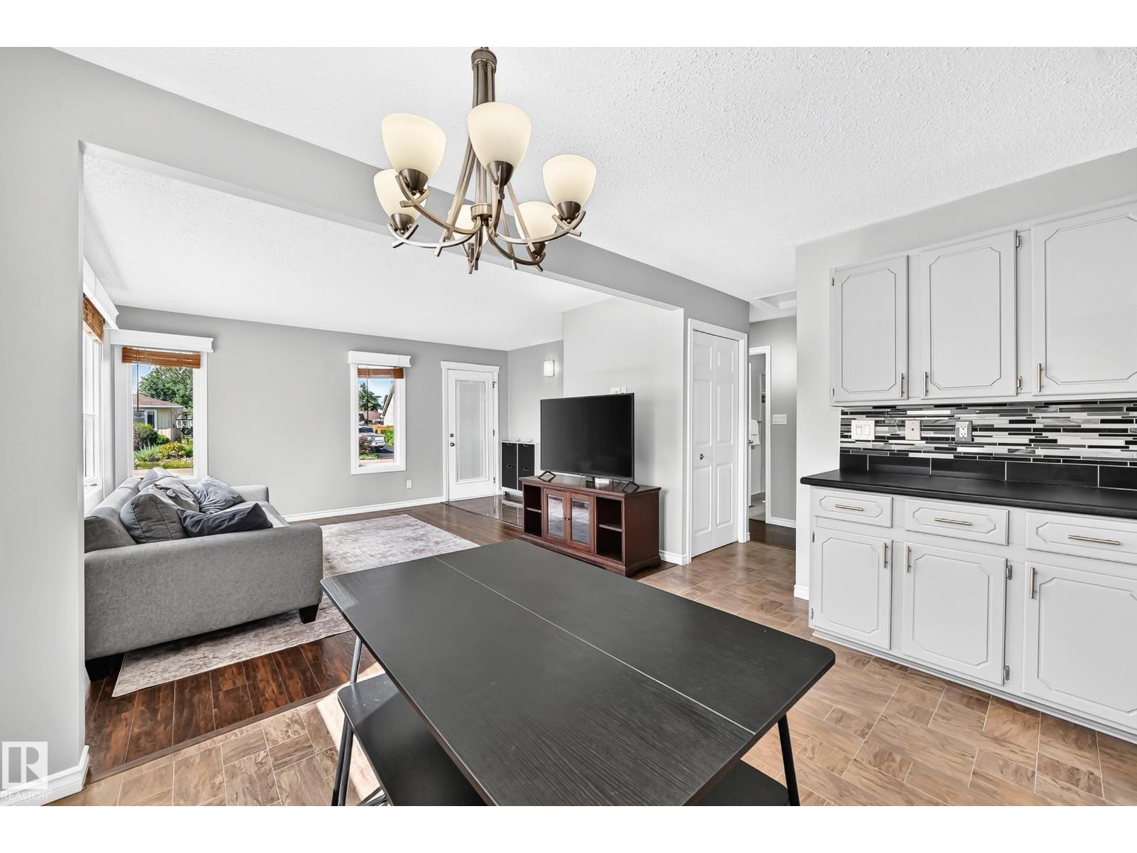 3615 10 Av Nw, Edmonton, AB - Indoor Photo Showing Living Room