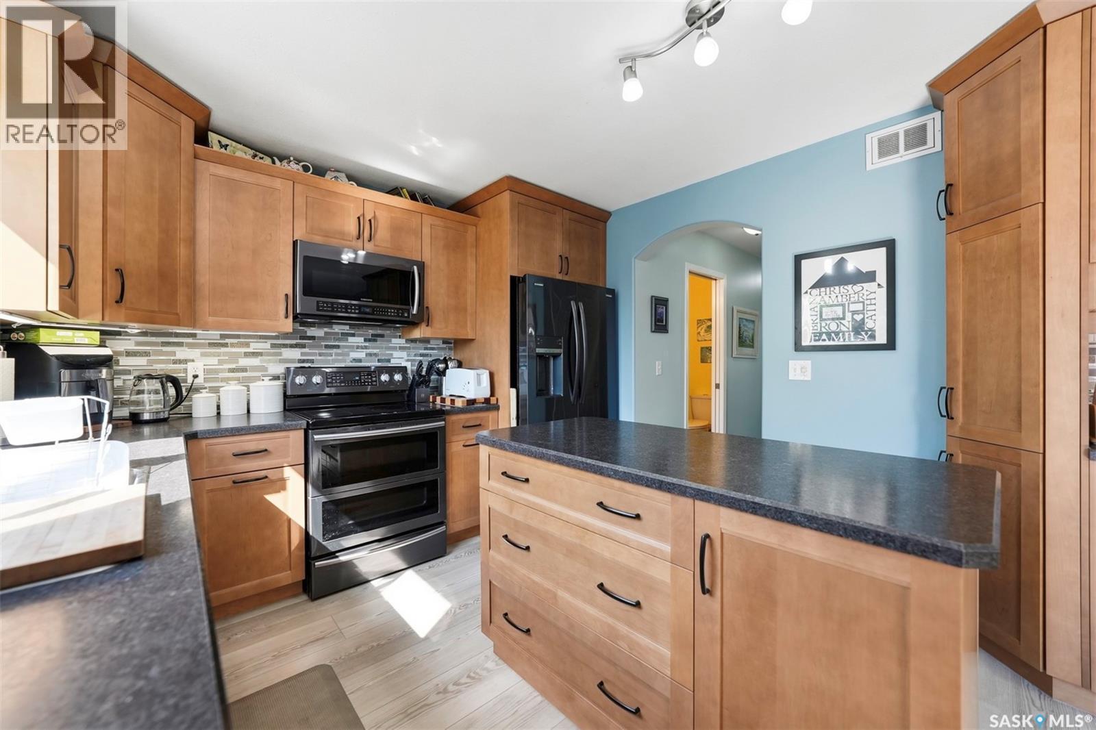 523 Denham Way, Saskatoon, SK - Indoor Photo Showing Kitchen
