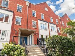 4 - 29 FRANCES LORING LANE Toronto, ON M4M 3E8